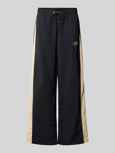 Produktfoto, Relaxed Fit Sweathose mit Label-Detail von Nike in Schwarz mit beigen Seiteneinsätzen, glatte Stoffstruktur, Herren Sweathose