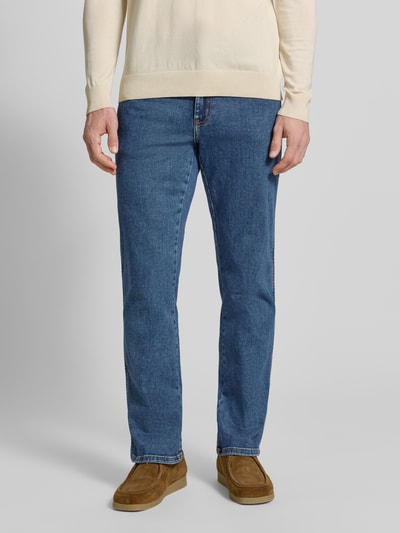 Männermodel trägt Straight Fit Jeans im 5-Pocket-Design Modell 'Texas' von Wrangler, mittleres Blau, Baumwoll-Mix, Nahaufnahme Unterkörper.
