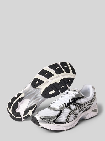 Produktfoto, Sneaker mit Logo-Print von ASICS TIGER, weiß-schwarze Farben, abgerundete Passform, Schnürverschluss, profilierte Sohle, Absatzhöhe 4 cm, Schafthöhe 8 cm, Schaftweite 10 cm, sportliche Textur, seitliche und untere Ansicht