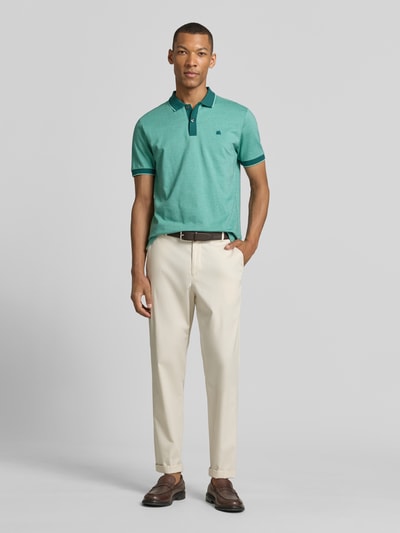 Männermodel trägt Regular Fit Poloshirt mit Logo-Stitching von Lerros, Herren Poloshirt mit Polokragen, Knopfleiste, Rückenlänge 76 cm, Ganzkörperansicht von vorne.