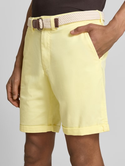 Männermodel trägt Bermudas mit Gürtel und Eingrifftaschen von MCNEAL in Gelb, Straight Fit, Baumwoll-Mix, Nahaufnahme Oberschenkel.