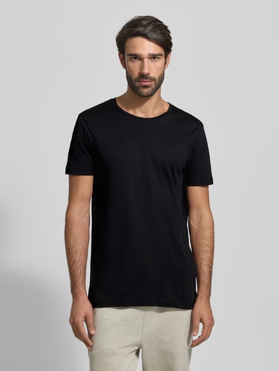 Männermodel trägt schwarzes T-Shirt mit Rundhalsausschnitt im 2er-Pack von Christian Berg Men, Baumwolle, Slim Fit, Ganzkörperansicht von vorne.