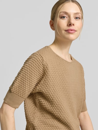 Frauenmodel trägt Strickpullover mit 1/2-Arm Modell 'Dodo' von FREE/QUENT, beige, Strukturmuster, reine Baumwolle, Nahaufnahme Oberkörper.