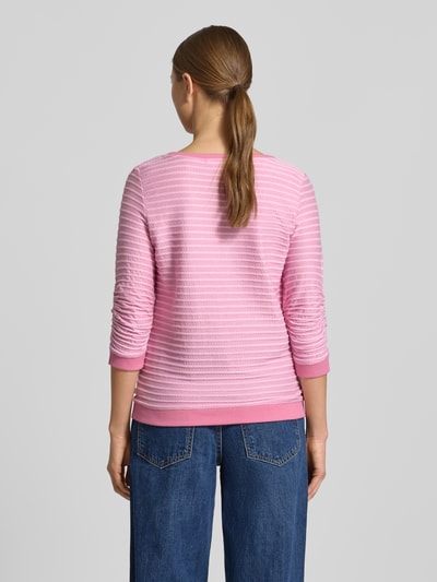 Frauenmodel trägt Shaped Fit Sweatshirt aus Baumwoll-Viskose-Mix von Tom Tailor Denim in Rosa mit Streifenmuster, Jacquard-Optik, Ganzkörperansicht Rückansicht.