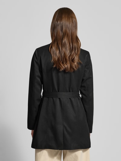 Frauenmodel trägt Regular Fit Trenchcoat mit doppelreihiger Knopfleiste Modell 'VALERIE' von Only, unifarben, Ganzkörperansicht Rückansicht