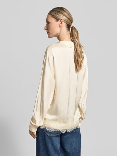 Frauenmodel trägt Relaxed Fit Bluse aus Viskose mit Spitzenbesatz von Jake*s Collection, cremefarben, Reverskragen, V-Ausschnitt, Rückenlänge 64 cm, Ärmellänge 55 cm, fließende Textur, Ganzkörperansicht Rückansicht.