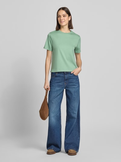 Frauenmodel trägt Basic T-Shirt mit Rundhalsausschnitt von Christian Berg Woman in Mintgrün, reine Baumwolle, Regular Fit, unifarben, Ganzkörperansicht von vorne.