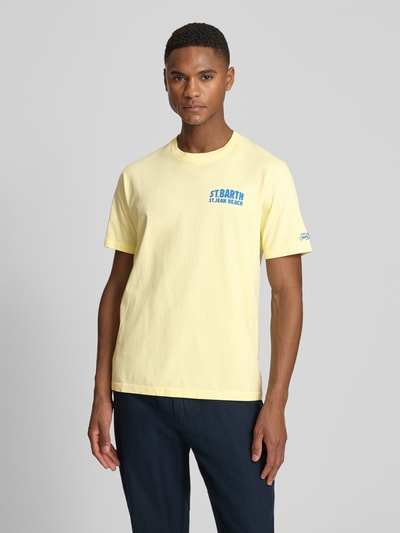 Männermodel trägt T-Shirt mit Label-Prints Modell 'PORTLAND' von MC2 Saint Barth in Gelb, Baumwolle, Regular Fit, Ganzkörperansicht von vorne.