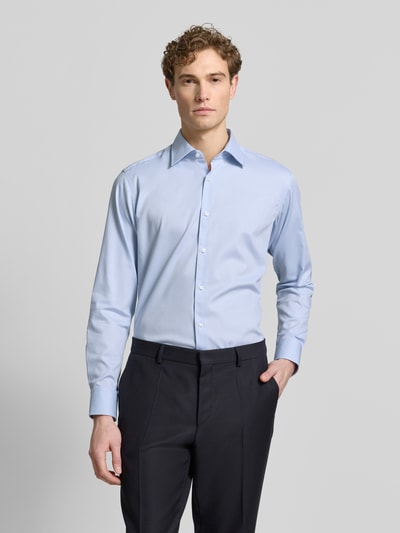 Männermodel trägt Regular Fit Freizeithemd aus Baumwoll-Mix Modell 'H-JOE-K-C1-261' von BOSS, hellblau, Popeline, Ganzkörperansicht von vorne