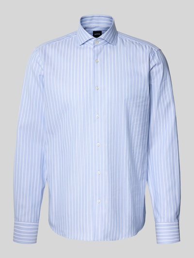Produktfoto, Regular Fit Freizeithemd aus reiner Baumwolle Modell 'H-Joe-SP-C1-261' von BOSS in hellblau mit weißen Streifen, feine Webware, Haifischkragen, einreihige Knopfleiste, knöpfbare Manschetten, leicht abgerundeter Rumpfabschluss.