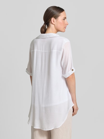 Frauenmodel trägt Blusenshirt mit Umlegekragen von Apricot, weiß, Viskose-Mix, Gerader-Schnitt, 1/2-Arm, Rückenlänge 82 cm, Ganzkörperansicht Rückansicht.