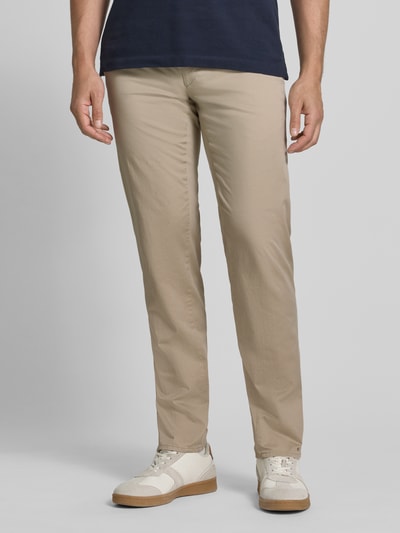 Mannenmodel draagt fijn gestructureerde broek model 'Fabio' van Brax, mix van katoen en elastaan, slim fit, steekzakken, voorkant volledig zichtbaar, binnenbeenlengte maat 32/32: 82 cm, bandwijdte 42 cm.