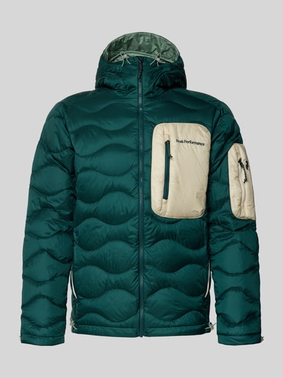 Produktfoto, Daunenjacke mit Kapuze von PEAK PERFORMANCE in Dunkelgrün mit beigen Details, Reißverschlüssen und geradem Schnitt, strukturierte Oberfläche