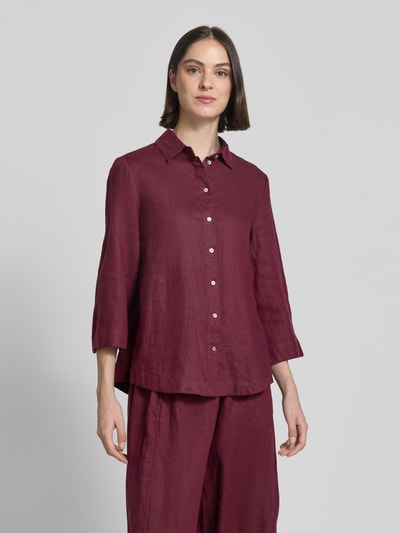 Frauenmodel trägt Relaxed Fit Leinenbluse mit 3/4-Arm von Christian Berg Woman in Dunkelrot, Hemdblusenkragen, Knopfleiste, reine Leinen; Ganzkörperansicht von vorne. Rückenlänge 65 cm, Ärmellänge 48 cm in Größe 36.