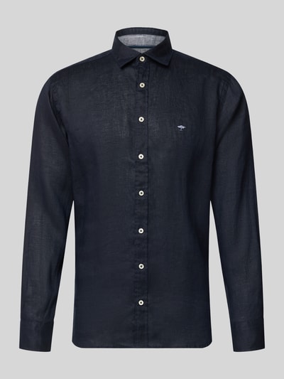 Produktfoto, Slim Fit Leinenhemd mit Haifischkragen von Fynch-Hatton, czarny, czysta struktura lnu, krój slim fit, długość tyłu w rozmiarze M 77 cm, szerokość ramion w rozmiarze M 47 cm, długość rękawa w rozmiarze M 61 cm, logo na piersi