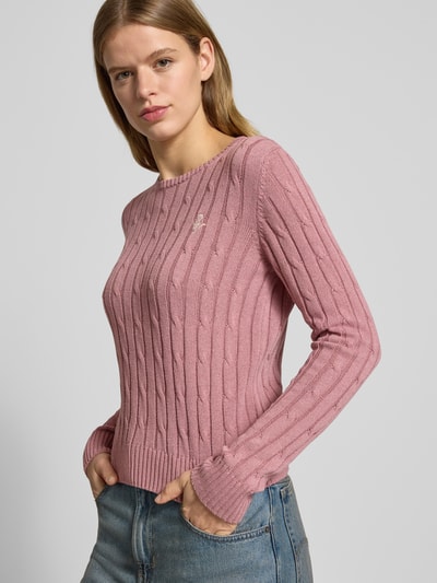 Vrouwenmodel draagt Slim Fit Strickpullover mit Rundhalsausschnitt und Zopfmuster van Review, roze katoenmix, vooraanzicht bovenlichaam.