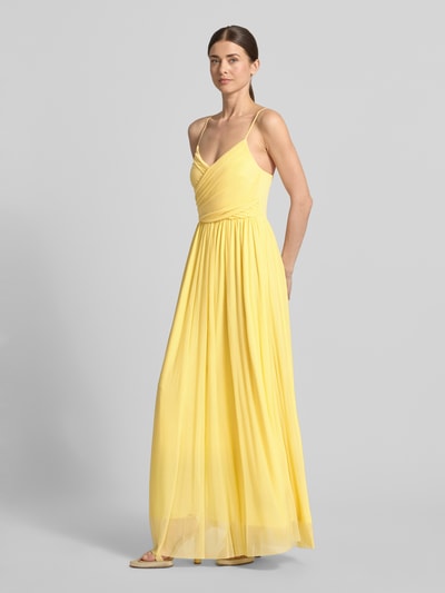 Frauenmodel trägt Abendkleid mit Drapierungen Modell 'Cathleen' von GUIDO MARIA KRETSCHMER WOMAN, gelber Chiffon, taillierter Schnitt, Maxikleid, V-Ausschnitt, verstellbare Spaghettiträger, Ganzkörperansicht von vorne.