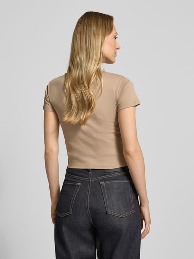 Modelka prezentuje damski t-shirt Slim Fit T-Shirt aus Baumwoll-Mix Modell 'DELANOR' von HUGO, efekt: jednolity kolor, wyhaftowane logo, okrągły dekolt, krótki rękaw, wykończenie materiału: dżersej, materiał: mieszanka bawełny, widok całej sylwetki z tyłu.