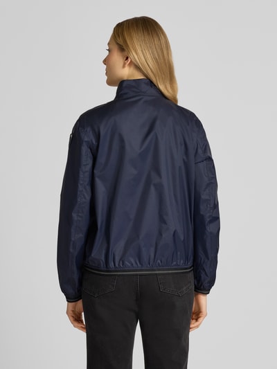 Frauenmodel trägt Jacke mit Zweiwege-Reißverschluss Modell 'ANNABEL' von Blauer Usa, navy, glatte Textur, Ganzkörperansicht Rückansicht