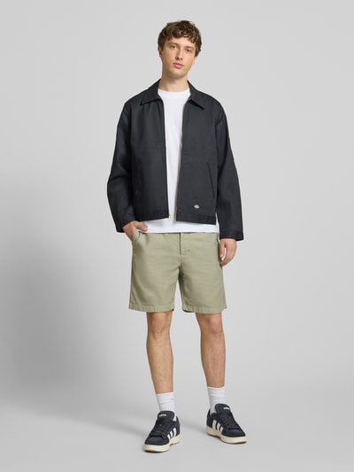 Männermodel trägt Relaxed Fit Chinoshorts aus Baumwoll-Leinen-Mix von Pepe Jeans, Optik: Unifarben, Ganzkörperansicht von vorne