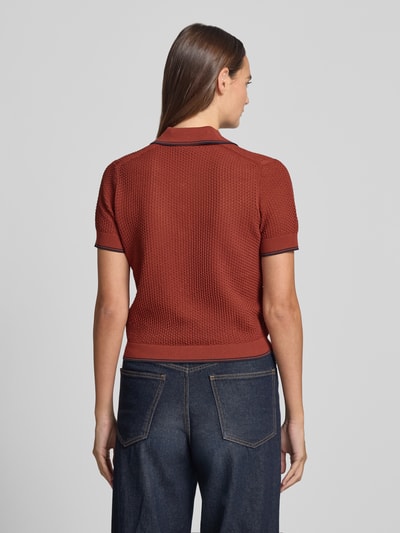 Vrouwenmodel draagt gebreid shirt van puur katoen, regular fit, polokraag, knoopsluiting, model 'MEROPE' van DRYKORN, ruglengte 50 cm, mouwlengte 20 cm, achterkant volledige lichaamsopname.