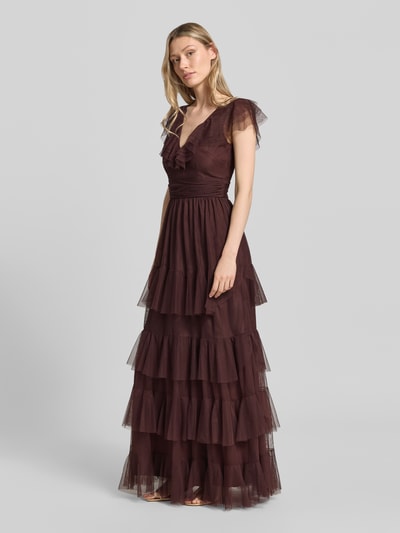 Vrouwenmodel draagt Maxikleid mit V-Ausschnitt und Taillenband van LACE & BEADS in mesh, A-lijn, laagjeslook, Ganzkörperansicht van voren.
