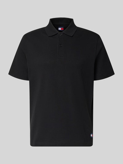 Produktfoto, Regular Fit Poloshirt aus reiner Baumwolle von Tommy Jeans in Schwarz, unifarben, kurzer Ärmel, Polokragen, Jerseystruktur, Logo-Stitching am Saum