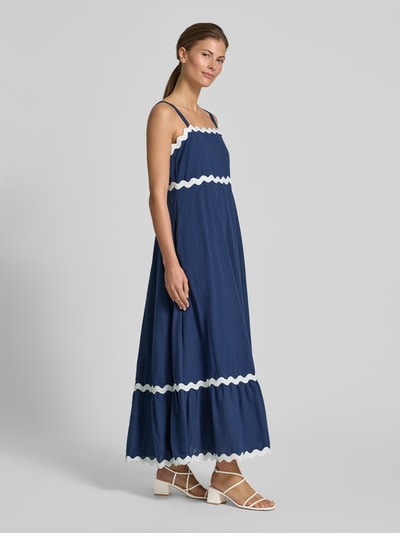 Frauenmodel trägt Midikleid mit Karree-Ausschnitt und Wellensaum von Apricot, Dunkelblau mit Weiß, Reine Baumwolle, Taillierter Schnitt, Breite, verstellbare Träger, Haken-Reißverschluss und Smok-Detail, Ganzkörperansicht von vorne.