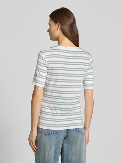 Frauenmodel trägt T-Shirt mit Rundhalsausschnitt von Comma, Viskose-Mix mit Stretch-Anteil, körpernaher Fit, Halbarm, Rückenansicht.