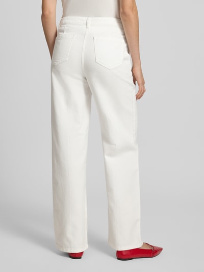 Männermodel trägt Wide Fit Jeans mit Lyocell-Anteil von More & More, bawełniany splot, kieszenie, kolor biały, szerokie nogawki, szerokość w rozmiarze 36: 39 cm, długość nogawki 81 cm, widok całej sylwetki z tyłu