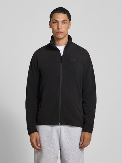 Männermodel trägt Regular Fit Fleecejacke mit Stehkragen Modell 'Daybreaker' von Helly Hansen in Schwarz, Ganzkörperansicht von vorne. Fleece-Material mit Reißverschluss und Eingrifftaschen, Rückenlänge 73 cm, Schulterbreite 47 cm, Brustweite 54 cm, Ärmellänge 88 cm.
