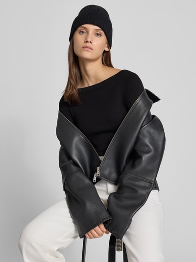 Vrouwenmodel draagt Slim Fit Longsleeve met 3/4-mouw Model 'FIFI' van JIXX, mix van katoen en elastaan, boothals, riblook, ruglengte maat S 50 cm, bovenlichaam close-up.