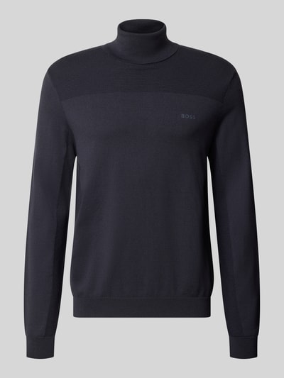 Produktfoto, Regular Fit Rollkragenpullover aus Woll-Mix von BOSS, unifarben in dunklem Ton, strukturierte Strickoptik, Logo-Schriftzug, gerippte Abschlüsse