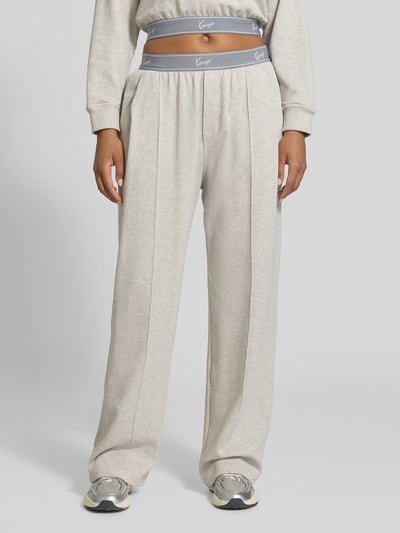 Frauenmodel trägt Wide Fit Sweatpants mit Logo-Stitching von Kenzo in Beige mit elastischem Bund und Frottee-Optik, Nahaufnahme Oberkörper.