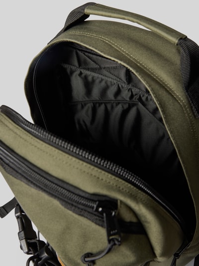 Productfoto, Rucksack met label-details Modell 'KICKFLIP' van Carhartt Work In Progress, groen met zwarte accenten, binnenvak en vakken, kliksluitingen, verstelbare schouderriem, korte draaghengsel, hoofdvak met rondom rits, buitenvakken, maat 36x48x18 cm, schouderriem 63 cm, structuur van textiel.