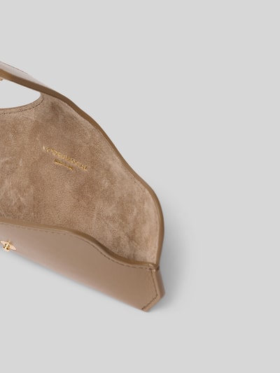 Produktfoto, Sonnenbrillenetui aus Leder von Victoria Beckham in beige mit Beschichtung, Tragehenkel, Überschlag, Label-Detail und Hauptfach.