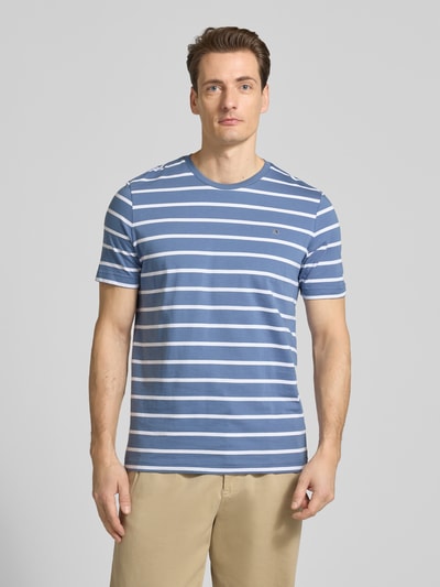 Männermodel trägt Regular Fit T-Shirt Mit Logo-Stitching von Christian Berg Men in Blau mit weißen Streifen aus Baumwolle, Ganzkörperansicht von vorne.