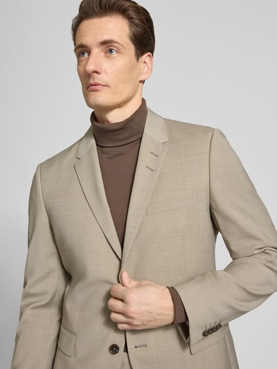 Männermodel trägt Regular Fit Anzugjacke mit Woll-Anteil Modell 'Jamie' von Tiger Of Sweden in Beige, feine Struktur, Nahaufnahme Oberkörper.