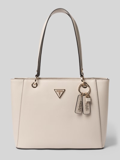 Produktfoto, cremefarbene Oberflächen mit feiner Struktur, goldene Details, Handtasche mit Logo-Detail Modell 'NOELLE' von GUESS, Damen Handtasche, Hauptfach mit Reißverschluss, schmale Schulterriemen, ca. 40 cm breit, 27 cm lang, 10 cm tief, Schulterriemen ca. 62 cm, dezenter Markenakzent.