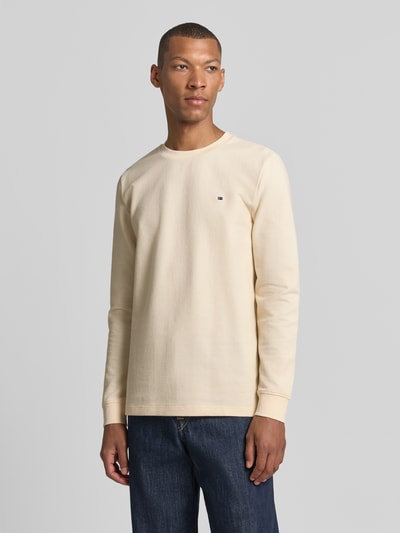 Männermodel trägt Pullover aus Baumwoll-Mix von Christian Berg Men in Beige, gerader Schnitt, Rundhalsausschnitt, Ganzkörperansicht von vorne.
