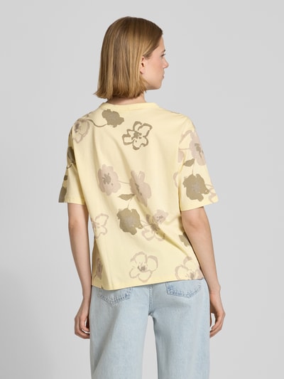 Modelka nosi T-Shirt im Allover-Look mit Rundhalsausschnitt von JAKE*S STUDIO WOMAN, czysta bawełna, krój regular fit, kwiatowy wzór, długość tyłu w rozmiarze S: 57 cm, widok całej sylwetki z tyłu.