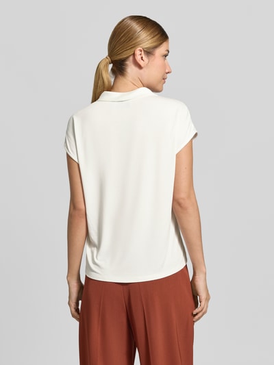 Vrouwenmodel draagt Regular Fit t-shirt uit viscose-mix van s.Oliver BLACK LABEL in crème met gladde textuur, volledige rugaanzicht.