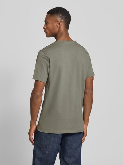 Männermodel trägt Regular Fit T-Shirt aus reiner Baumwolle Modell 'TALES' von BOSS Orange in Unifarbe, Ganzkörperansicht Rückansicht.