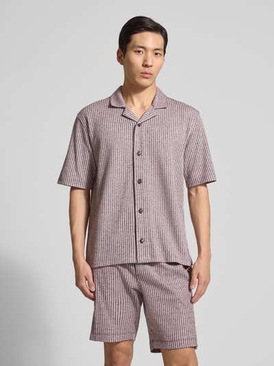 Männermodel trägt Regular Fit Freizeithemd mit Reverskragen Modell 'ARIO' von CINQUE, gestreiftes Muster in Rosa und Braun, Viskose-Baumwoll-Mix, Knopfleiste, Halbarm, Ganzkörperansicht von vorne