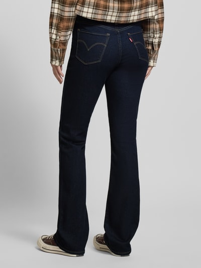 Frauenmodel trägt Bootcut Jeans mit 5-Pocket-Design von Levi's®, dunkelblau, Baumwoll-Mix mit Stretch, Ganzkörperansicht Rückansicht.