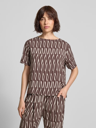 Vrouwenmodel draagt Regular Fit blouse uit viscose model 'Ferona bamboo' van OPUS, all-over look, ronde hals, knoopsluiting, vooraanzicht, Nahaufnahme Oberkörper. Ruglengte maat 36: 56 cm, mouwlengte maat 36: 22 cm.