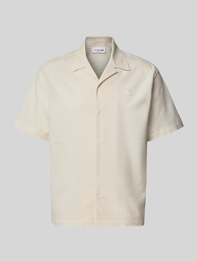 Produktfoto, Relaxed Fit Freizeithemd aus reiner Baumwolle von Lacoste in Beige mit Crinkle-Struktur, kurzer Arm, Label Patch, Denim-Optik