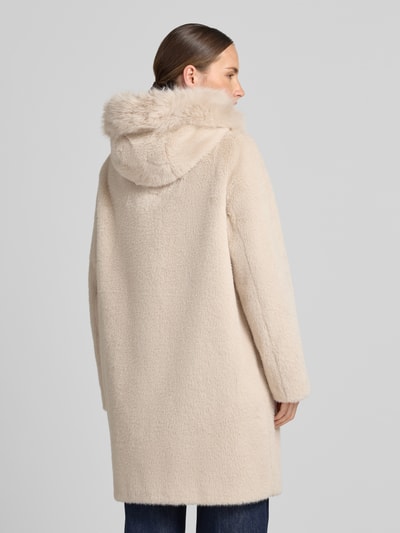 Frauenmodel trägt Mantel aus Kunstfell mit Eingrifftaschen von Marc Cain in Beige, weiche Textur, Rückenansicht, Regular Fit, KI-modifiziertes Bild. Rückenlänge 90 cm, Schulterbreite 39 cm, Brustweite 55 cm, Ärmellänge 63 cm, Knopfverschluss.