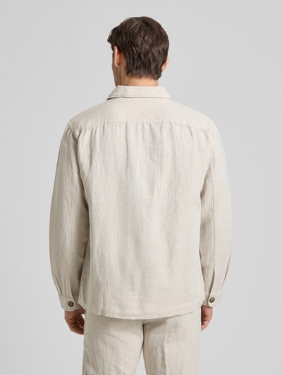 Männermodel trägt Relaxed Fit Hemdjacke aus Leinen-Baumwoll-Mix Modell 'LEROY' von SELECTED HOMME, Optik: Unifarben, Ganzkörperansicht Rückansicht.