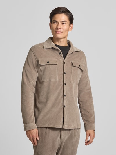 Männermodel trägt Regular Fit Overshirt mit Pattentaschen Modell 'Taylor' von Zuitable in Beige, Baumwoll-Mix, Ganzkörperansicht von vorne.